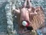 Couple nudiste baise sur la plage