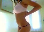 Joli striptease d'une coquine aux seins �normes