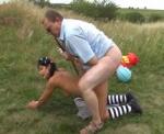 Une jeune salope accost�e et bais�e par un p�p� bien chaud